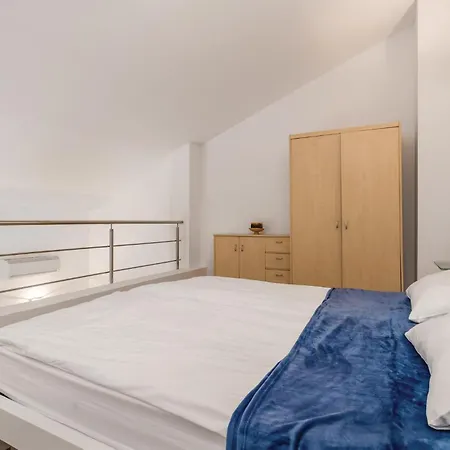 Appartement Awesome In Pag