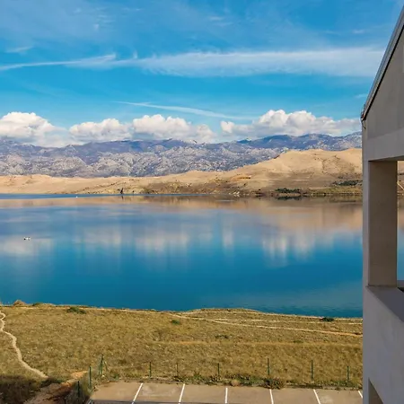 Apartment Lovely In Pag With House Sea View